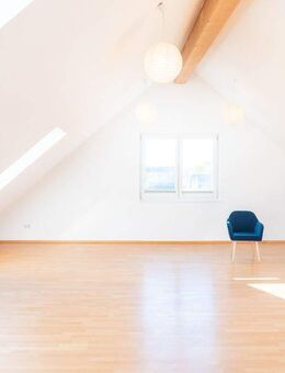 Davenstedt: Einzigartige Maisonettewohnung mit großem Atelier, Balkon, zwei Bädern und Garage. - Hannover