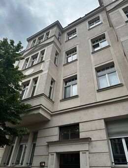 Stuck, Stil & Substanz - Denkmalgeschützte Stadtwohnung mit Aufzug & Balkon - Leipzig