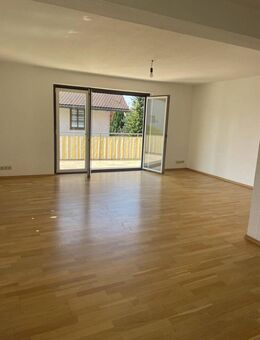 Von Privat: 4-Zimmer-Wohnung (95?m²) + 47?m² Hobbyräume mit sep. Eingang - nur 1?Min zur S-/U-Bahn - München