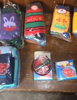 35 PAAR NEUE KINDERSOCKEN und 2 jojos - Kassel