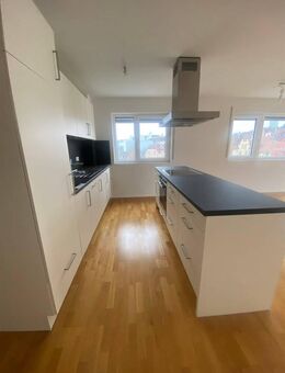 Schöne,helle, Erdgeschosswohnung mit großer Terrasse, EKB, 2x Bäder, Kellerraum - Stuttgart