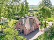 Wohnen mit Geschichte - Neubau unter Reet am Eiderdeich - Oldenswort