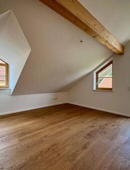 Moderne Dachgeschosswohnung auf Neubau-Niveau, frisch saniert, ruhig, sonnig im Herzen von Miesbach - Miesbach