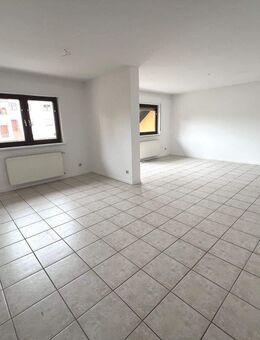 Wohnen am Sonnenhügel: Helle 3 ZKB Dachgeschosswohnung mit Balkon in einem gepflegten Mehrfamilienhaus – Kopernikusstraße 15, 66333 Völklingen - Völklingen