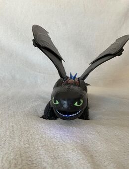 DreamWorks Dragons Ohnezahn/ Toothless – leuchtet & macht Geräusche - Trossingen