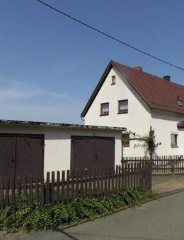 Teilsaniertes Einfamilienhaus (DHH) mit Garagen und großem Grundstück in bevorzugter Wohnlage von Reichenbach zu verk... - Reichenbach (Vogtland)