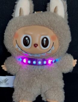 Leuchtendes Halsband für Labubu – Magisches Mini-LED Accessoire, soundreaktiv & aufladbar – Puppenzubehör für Sammler - München