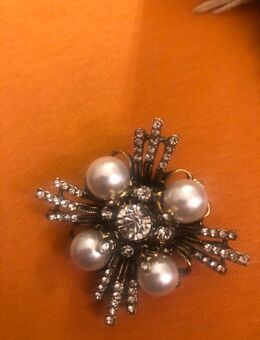 Brosche mit Weiß nur 7 Euro Versand möglich - Berlin Charlottenburg-Wilmersdorf