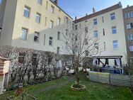 Ansehnlicher Altbau mit Seitenflügel und großem Dachrohling - Berlin