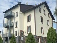 Charmante Dachgeschosswohnung mit Balkon, Kamin und Weitblick im Herzen von Lich - Lich