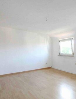Helle Dachgeschosswohnung mit Gartennutzung, Einbauküche und Kellerraum - Eislingen (Fils)