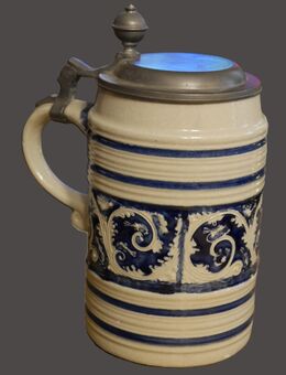 Großer Bierdeckel mit Zinndeckel , von Gerz , 1981 , Motiv in blau und grau , Höhe 21cm , K2 - Görlitz