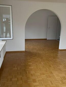 Gepflegte 3,5-Zi-Whg. mit Einbauküche, Balkon und Garage in ruhiger Lage - München