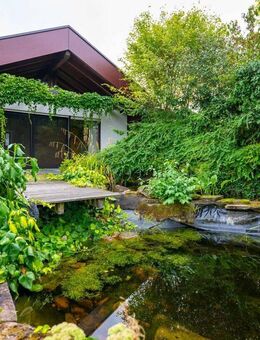 Architektur trifft Lebensqualität! Bungalow-Rarität mit Wellnessbereich und Gartenidylle - Herrenberg