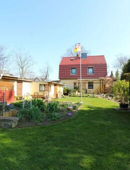 Sofort wohlfühlen: EFH mit Urlaubsfeeling dank großzügigem Garten, Pool und Garage in Brieselang - Brieselang
