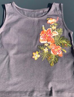 Mädchen Suntop Top Sommertop Sommer T-shirt 100% Baumwolle Bio-Baumwolle Blumen Braun Bunt Glitzer Glanz Effekt Pailletten Applikation Gr. 128 Marke: C&A neu mit Etikett - Albstadt
