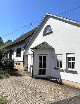 Wohnhaus und zusätzl. Bürogebäude mit Mieteinnahme sowie Garagen in Riveris - Riveris