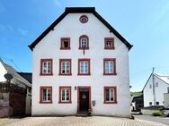 Ideal für Kapitalanleger oder Großfamilie: Vermietetes Mehrfamilienhaus mit 4 PKW-Stellplätzen - Lösnich