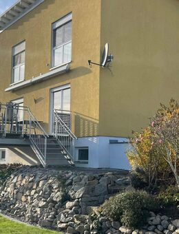 Südhang-Domizil mit Sonnenterrasse, großem Garten sowie Doppelgarage - Freudenberg (Bayern)