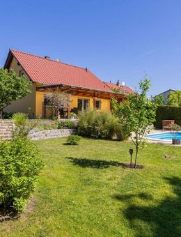 Mit Einbauküche, Fußbodenheizung, Pool u.v.m.: Voll ausgestattetes Einfamilienhaus in Altlandsberg - Altlandsberg