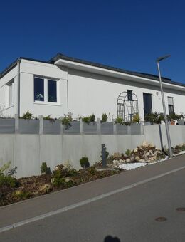 Sommer im eigenen Garten. Neuwertiger Bungalow mit Doppelgarage und sonnigem Grundstück in guter Lage von Bingen. - Bingen