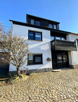 Angebautes Wohnhaus mit ELW und Grundstück im Ort Lasel gelegen - Lasel