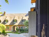 Traditionelle Gemütlichkeit: Reetdach-Doppelhaus auf idyllischem Pfeifengrundstück - Haby