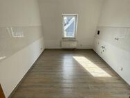 Eine sanierte, helle 2-Zimmer-Wohnung mit geräumiger Küche im Zentrum von Lößnitz! - Lößnitz