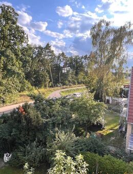 Stahnsdorf - Sonnige 3 Zimmer-Dachgeschosswohnung mit Balkon und PKW-Stellplatz - Stahnsdorf