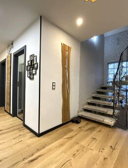 Elegantes Zweifamilienhaus mit erstklassiger Ausstattung und moderner PV-Anlage. - Berkatal