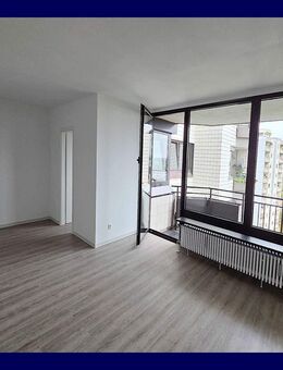 Willkommen in Ihrer Familien-Wohnung in angenehmer Größe, 3 Zimmer mit Balkon, , Wannenbad, Aufzug - Köln