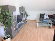 Kleine 3 Zimmer DG-Wohnung mit Balkon, Einbauküche, Garage, 3. Etage in 6-Familienwohnhaus, Ortsrandlage - Hildrizhausen