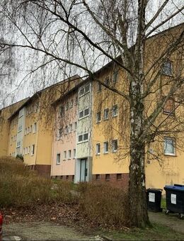 Eine Wohnanlage mit 18 nahezu baugleichen Mehrfamilienhäusern / jeweils 6 3,5-Zimmer- Wohnungen mit Balkon / 36 PKW-Stellplätze auf dem Grundstück / D - Dortmund