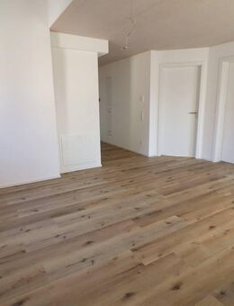 Lichtdurchflutete Maisonette-Wohnung mit zwei Balkonen in Mehrstetten - Erstbezug! - Mehrstetten