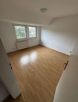 Renovierte 2-Zi.-DG-Wohnung mit Einbauküche + Bad mit Fenster - Pinneberg