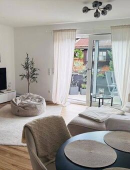 Sehr helle und sehr ruhige, 3-Zi Wohnung! Großer Balkon, EBK in Holzkirchen! - Holzkirchen (Regierungsbezirk Oberbayern)