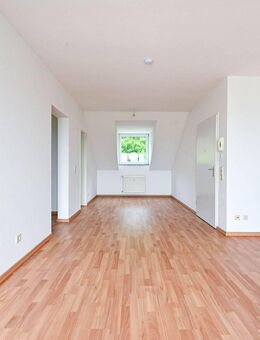 Charmante 2-Zimmer-Wohnung mit Balkon in gepflegtem Mehrfamilienhaus in Hohenstein-Ernstthal - Hohenstein-Ernstthal