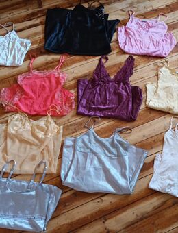 NEU! Damen Teeny Kleidung 34 XS Blusen Kurzarm + 3/4-Arm + Langarm <> Tops <> Corsagen <> Negligees Nachtkleidchen aus Satin Baumwolle Seide <> Kleider <> Jeans <> Tangas <> Kurzjacken <> BHs + Accessoires (NEU!) - Fotos auf Anfrage! - Schladen-Werla