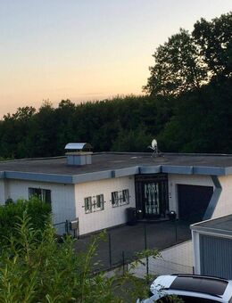 Einfamilienhaus - Außergewöhnlicher, freistehender Bungalow in Ruhiglage mit 3 Garagen - Hennef (Sieg)