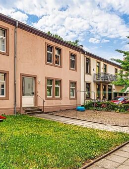 Terrassenwohnung im Hinterhaus, mit TOP-EBK und schickem Duschbad. - Dresden