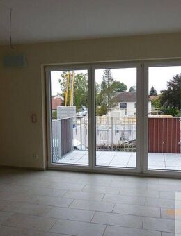 Bestlage Alterlangen -moderne 2 Zimmer Wohnung am Waldrand, hell mit großem Balkon, EBK und TG - Erlangen
