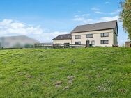 Großes Zweifamilienhaus mit drei Garagen auf ca. 5.900 m² Grundstück in Kalefeld-Düderode - Kalefeld