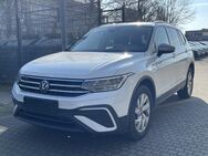 VW Tiguan, 1.5 TSI Allspace Life 7-Si Lenk, Jahr 2023 - Rüsselsheim