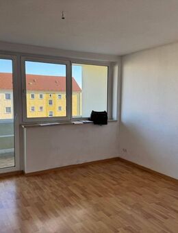 2-Raumwohnung mit Balkon im 1. OG inkl. zusätzlichem Zimmer mit Flur und Gäste-WC im DG mit Blick ins Grüne - Strehla