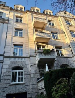 Attraktive 3-Zimmer-Altbauwohnung mit EBK u. zwei Balkonen im beliebten Dichterviertel! - Wiesbaden