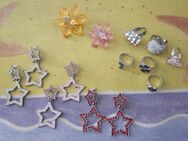Modeschmuck: 8 Paar Ohrringe (Hänger: apricot, rosa, rot, je 1,-); 2 Broschen, je 0,50, Fußkettchen "FING´RS", neu, ovp. - München