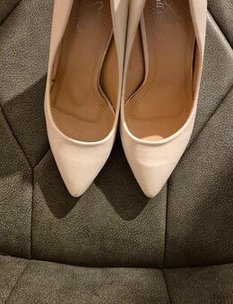 Schöne weiße Pumps - Karlsruhe