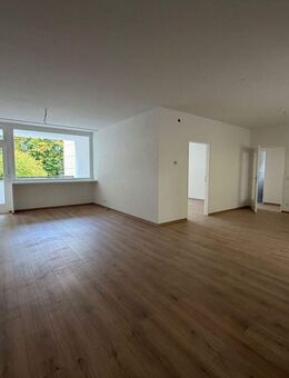 Frisch renovierte 4-Zimmer Wohnung mit Balkon [VAC-12920] - Karlsruhe