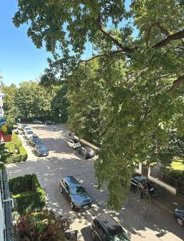 ... RUHIGES WOHNEN IM NIBELUNGENVIERTEL ... 4-ZIMMER-WOHNUNG MIT BALKONEN, ZWEI KELLERABTEILEN UND GARAGE ... - Nürnberg