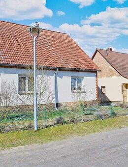 2026 EINZIEHEN! Großes Grundstück 2.750 m², Nebengebäude, 2 Garagen, viel Potential! - Müncheberg